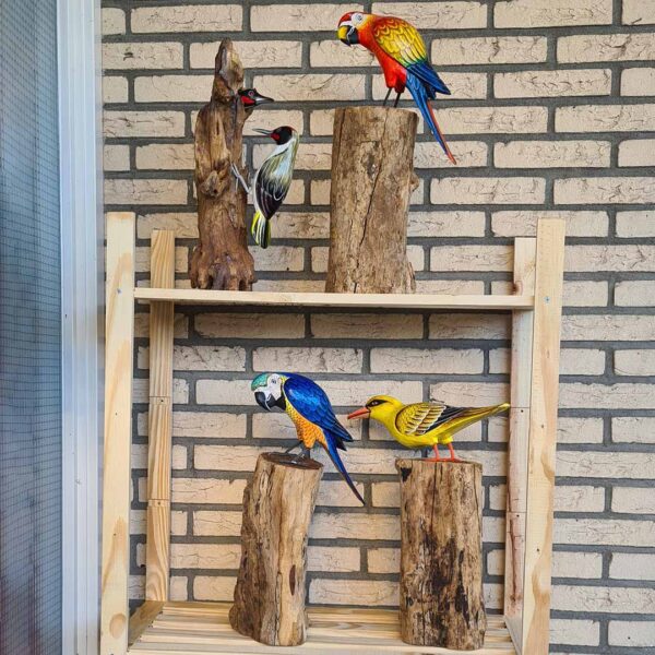 Deze houten specht met jong op een moerashouten stronk is met de hand gesneden en geschilderd in Indonesië, waardoor elk exemplaar uniek is. Circa 40 cm hoog