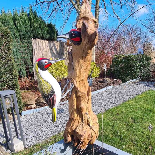 Deze houten specht met jong op een moerashouten stronk is met de hand gesneden en geschilderd in Indonesië, waardoor elk exemplaar uniek is. Circa 40 cm hoog