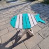 Dit houten inklaptafeltje in de vorm van een vis is een speelse en praktische toevoeging aan je interieur of tuin. Gemaakt van duurzaam suarhout en verkrijgbaar in aqua en naturel.