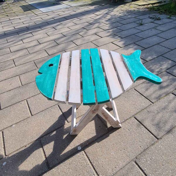 Dit houten inklaptafeltje in de vorm van een vis is een speelse en praktische toevoeging aan je interieur of tuin. Gemaakt van duurzaam suarhout en verkrijgbaar in aqua en naturel.