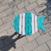 Dit houten inklaptafeltje in de vorm van een vis is een speelse en praktische toevoeging aan je interieur of tuin. Gemaakt van duurzaam suarhout en verkrijgbaar in aqua en naturel.