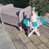 Dit houten inklaptafeltje in de vorm van een vis is een speelse en praktische toevoeging aan je interieur of tuin. Gemaakt van duurzaam suarhout en verkrijgbaar in aqua en naturel.
