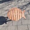 Dit houten inklaptafeltje in de vorm van een vis is een speelse en praktische toevoeging aan je interieur of tuin. Gemaakt van duurzaam suarhout en verkrijgbaar in aqua en naturel.
