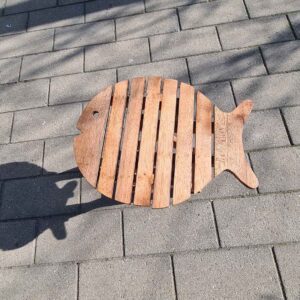 Dit houten inklaptafeltje in de vorm van een vis is een speelse en praktische toevoeging aan je interieur of tuin. Gemaakt van duurzaam suarhout en verkrijgbaar in aqua en naturel.