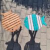Dit houten inklaptafeltje in de vorm van een vis is een speelse en praktische toevoeging aan je interieur of tuin. Gemaakt van duurzaam suarhout en verkrijgbaar in aqua en naturel.
