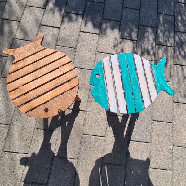 Dit houten inklaptafeltje in de vorm van een vis is een speelse en praktische toevoeging aan je interieur of tuin. Gemaakt van duurzaam suarhout en verkrijgbaar in aqua en naturel.