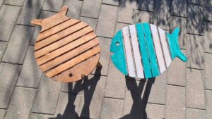 Dit houten inklaptafeltje in de vorm van een vis is een speelse en praktische toevoeging aan je interieur of tuin. Gemaakt van duurzaam suarhout en verkrijgbaar in aqua en naturel.