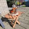 Dit houten inklaptafeltje in de vorm van een vis is een speelse en praktische toevoeging aan je interieur of tuin. Gemaakt van duurzaam suarhout en verkrijgbaar in aqua en naturel.