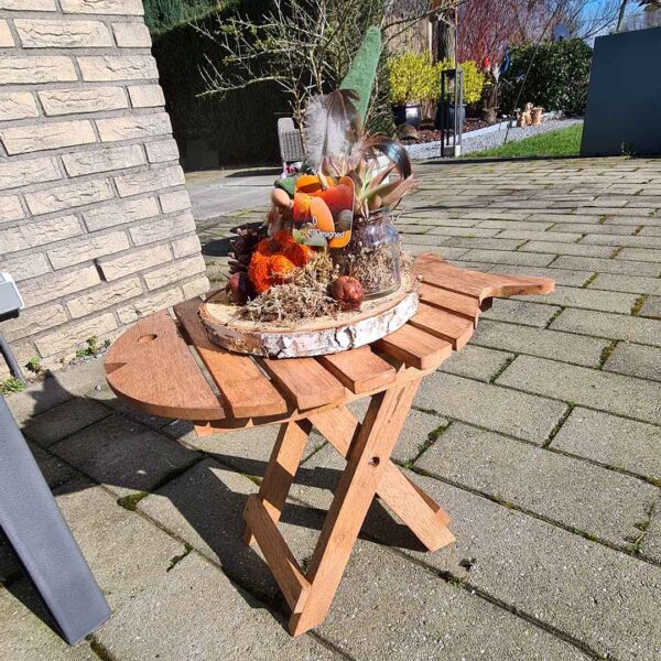 Dit houten inklaptafeltje in de vorm van een vis is een speelse en praktische toevoeging aan je interieur of tuin. Gemaakt van duurzaam suarhout en verkrijgbaar in aqua en naturel.