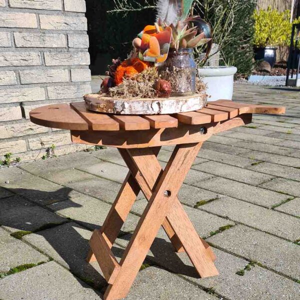 Dit houten inklaptafeltje in de vorm van een vis is een speelse en praktische toevoeging aan je interieur of tuin. Gemaakt van duurzaam suarhout en verkrijgbaar in aqua en naturel.