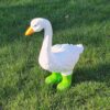 Deze Gekke Gans met groene regenlaarsjes is een vrolijke blikvanger van 65 cm hoog.