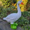Deze Gekke Gans met groene regenlaarsjes is een vrolijke blikvanger van 65 cm hoog.