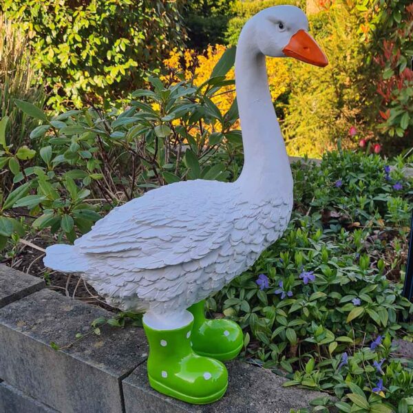 Deze Gekke Gans met groene regenlaarsjes is een vrolijke blikvanger van 65 cm hoog.