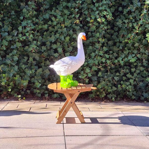 Deze Gekke Gans met groene regenlaarsjes is een vrolijke blikvanger van 65 cm hoog.