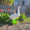 Deze Gekke Gans met groene regenlaarsjes is een vrolijke blikvanger van 65 cm hoog.