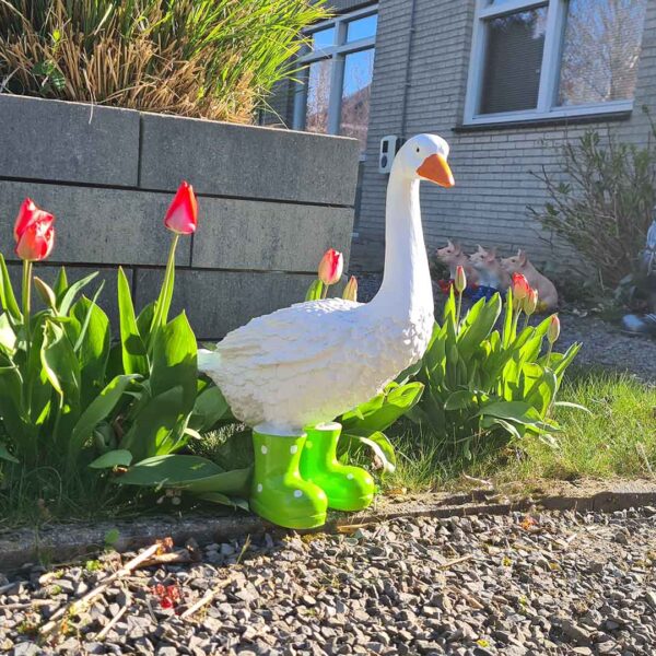 Deze Gekke Gans met groene regenlaarsjes is een vrolijke blikvanger van 65 cm hoog.
