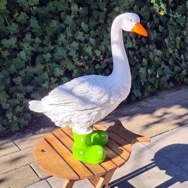 Deze Gekke Gans met groene regenlaarsjes is een vrolijke blikvanger van 65 cm hoog.