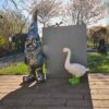 Deze Gekke Gans met groene regenlaarsjes is een vrolijke blikvanger van 65 cm hoog.