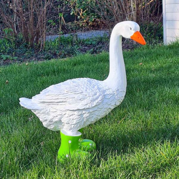Deze Gekke Gans met groene regenlaarsjes is een vrolijke blikvanger van 65 cm hoog.