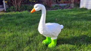 Deze Gekke Gans met groene regenlaarsjes is een vrolijke blikvanger van 65 cm hoog.