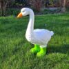 Deze Gekke Gans met groene regenlaarsjes is een vrolijke blikvanger van 65 cm hoog.