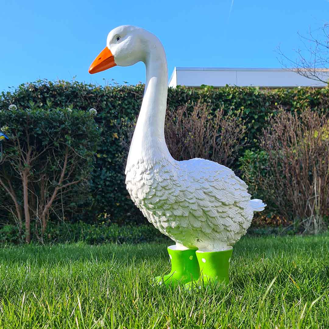 Deze Gekke Gans met groene regenlaarsjes is een vrolijke blikvanger van 65 cm hoog.