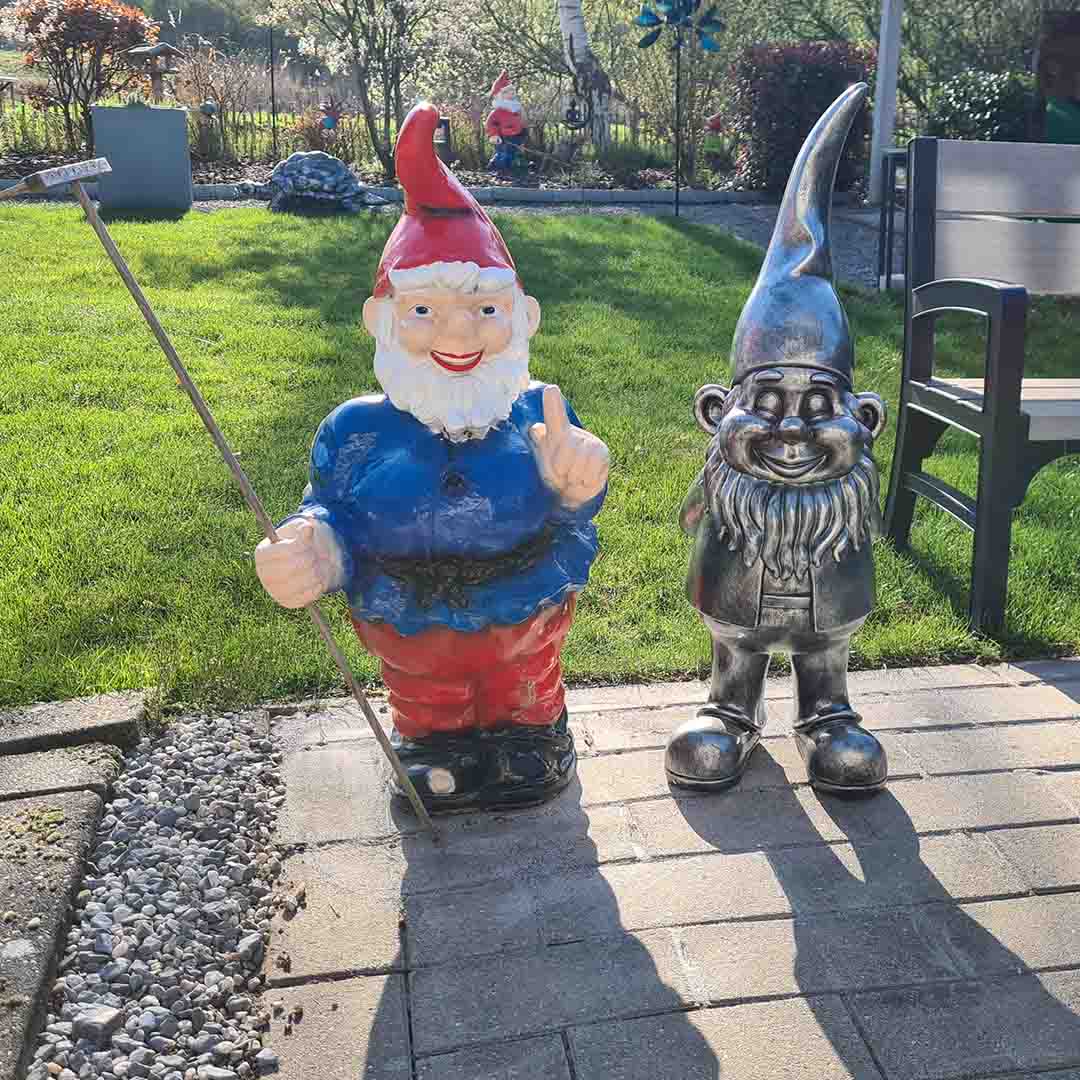 Maak kennis met Kabouter Puntmuts – een vrolijke sjaak van bijna een meter hoog in stijlvolle antiek zilveren kleur.